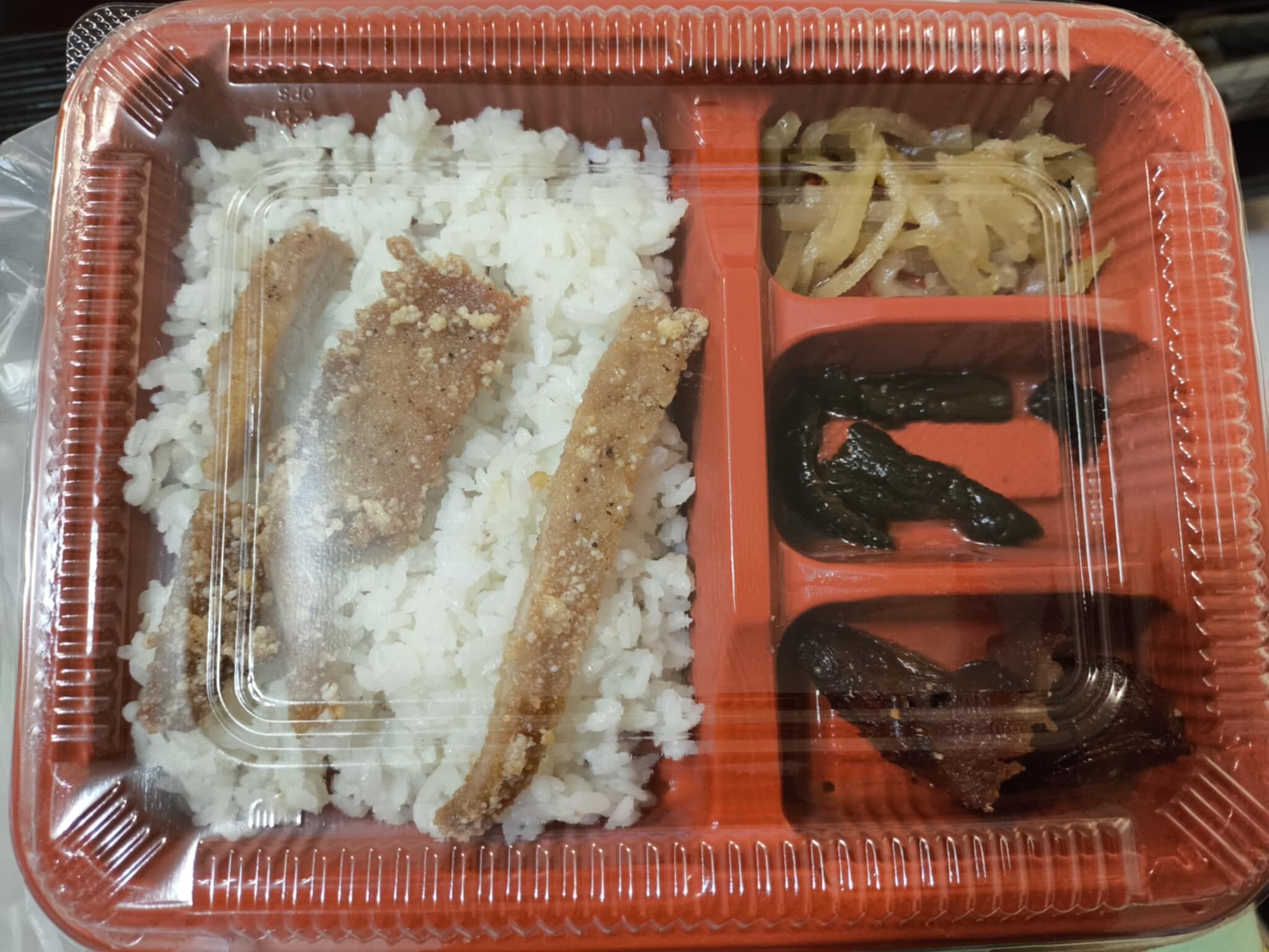 ▲▼桃園69元超貧瘠便當！苦主崩潰PO菜色眾人看傻　老闆出面回應了。（圖／爆怨公社）