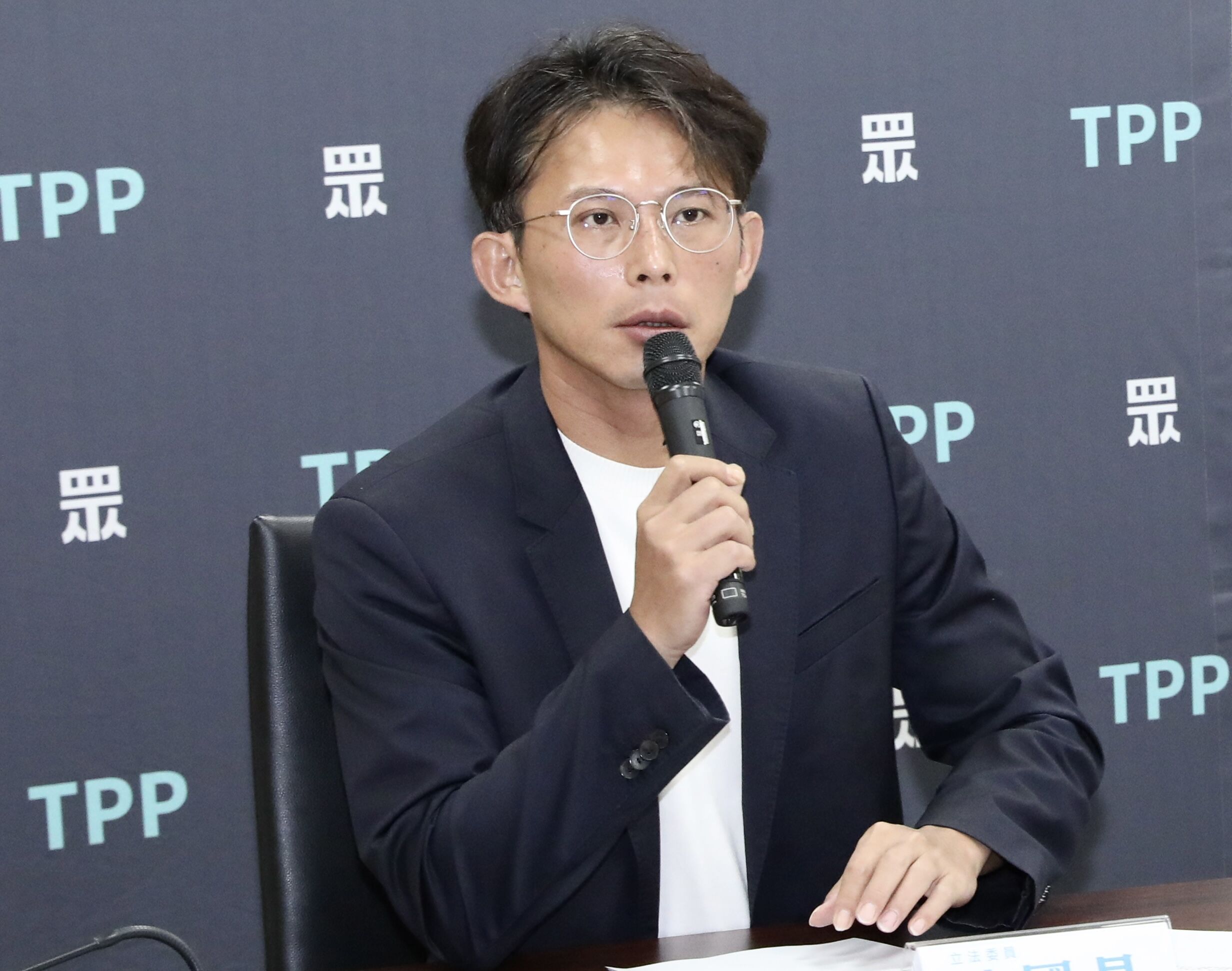 ▲▼黃國昌 民眾黨立法院黨團召開 民進黨政績 - 光電板淹腳目 前瞻預算放水流 記者會。（圖／記者屠惠剛攝）