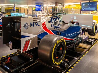F1靈魂上身！海上唯一賽車模擬器　燃起男人的競速夢