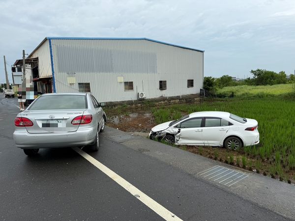 ▲伸港鄉彰新路女駕駛暈眩失控撞路邊車墜田。（圖／民眾提供）