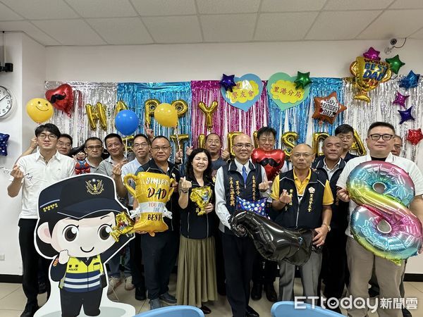 ▲里港警分局與警友辦事處聯合舉辦「爸氣十足 里警ㄟ唱」慶祝活動。（圖／記者陳崑福翻攝）