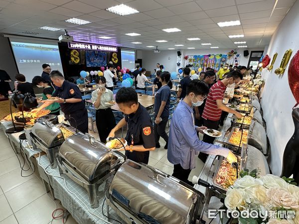 ▲里港警分局與警友辦事處聯合舉辦「爸氣十足 里警ㄟ唱」慶祝活動。（圖／記者陳崑福翻攝）