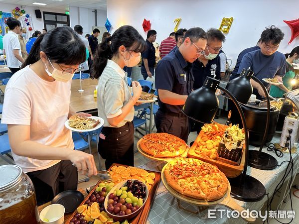 ▲里港警分局與警友辦事處聯合舉辦「爸氣十足 里警ㄟ唱」慶祝活動。（圖／記者陳崑福翻攝）