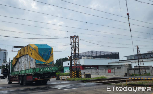 ▲▼一輛卡車行經平交道時，貨物過高卡住，司機處理時不慎感電。（圖／讀者提供）