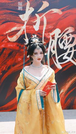 ▲▼短劇《折腰》開拍！岳雨婷古裝「深V大露香肩」。（圖／翻攝自微博）