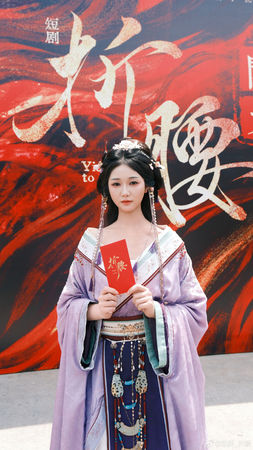 ▲▼短劇《折腰》開拍！岳雨婷古裝「深V大露香肩」。（圖／翻攝自微博）