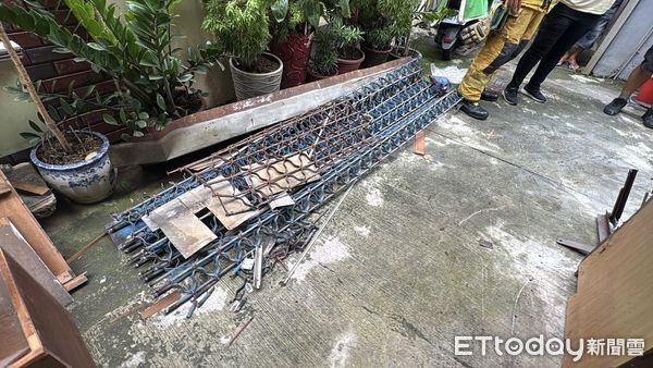 ▲▼鹽埕區大公路一處三樓透天厝，下午在進行更換鐵捲門時，疑似切割時火花不慎掉落，發生氣爆意外。（圖／記者吳世龍攝）