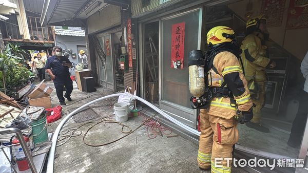 ▲▼鹽埕區大公路一處三樓透天厝，下午在進行更換鐵捲門時，疑似切割時火花不慎掉落，發生氣爆意外。（圖／記者吳世龍攝）