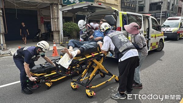 ▲▼鹽埕區大公路一處三樓透天厝，下午在進行更換鐵捲門時，疑似切割時火花不慎掉落，發生氣爆意外，造成一名工人腳部燒燙傷送醫。（圖／記者吳世龍攝）