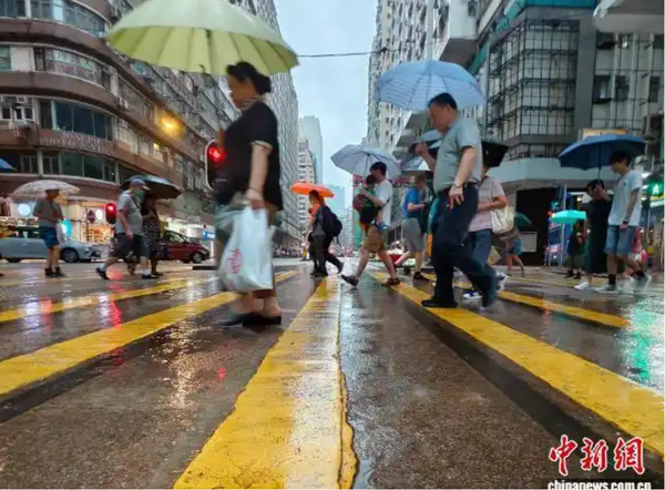 ▲▼  香港天文台連續8天內第4次發出最高級別暴雨警告信號           。（圖／翻攝 中新社、新華社）