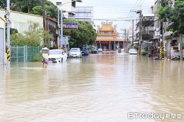 ▲▼雲林豪雨造成大湖口溪水位暴漲灌進民宅，竟因下水道系統排放口未設置倒灌防護設施釀災。（圖／民眾提供）