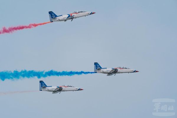 ▲▼AT-3型機三機編隊施放代表國旗顏色的三色彩煙。（圖／軍聞社）