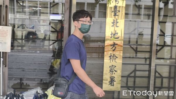 ▲▼台北地院今（5日）審理點眼藥水詐保案，另案被認定雙眼失明的主嫌蔣姓男子（蔣宗華，深色上衣戴帽）跑給記者追、申請「失明全殘」理賠的共犯林男（林彥廷，深色上衣綠口罩），能快速掉頭躲避媒體拍攝。（圖／記者黃哲民攝）
