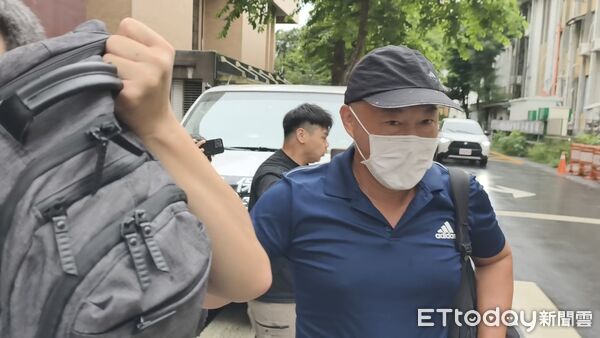 ▲▼台北地院今（5日）審理點眼藥水詐保案，另案被認定雙眼失明的主嫌蔣姓男子（蔣宗華，深色上衣戴帽）跑給記者追、申請「失明全殘」理賠的共犯林男（林彥廷，深色上衣綠口罩），能快速掉頭躲避媒體拍攝。（圖／記者黃哲民攝）