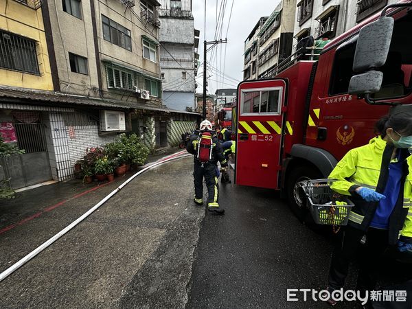 ▲▼             基隆一棟民宅3樓發生火警。（圖／記者郭世賢翻攝，下同）