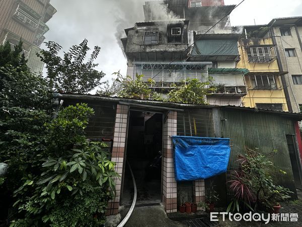 ▲▼             基隆一棟民宅3樓發生火警。（圖／記者郭世賢翻攝，下同）