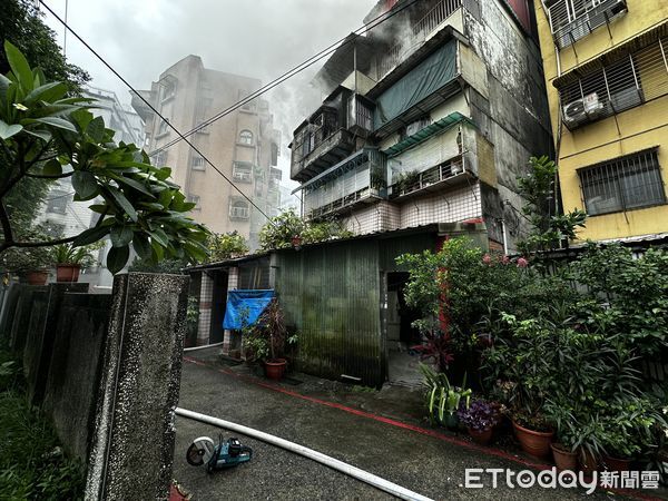 ▲▼             基隆一棟民宅3樓發生火警。（圖／記者郭世賢翻攝，下同）