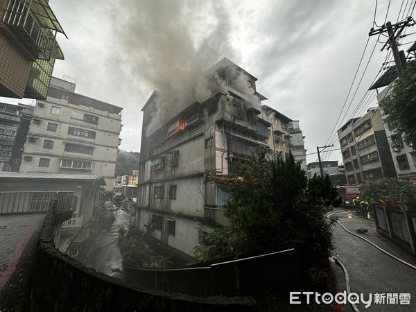 ▲▼             基隆一棟民宅3樓發生火警。（圖／記者郭世賢翻攝，下同）