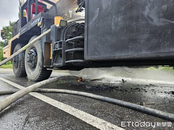 ▲消防人員在新市區新港社大道搶救起火工程車，火勢於21分鐘內撲滅無人受傷。（記者林東良翻攝）