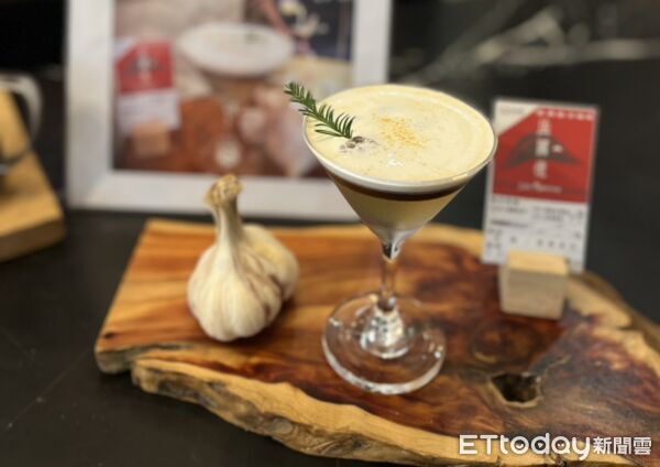 ▲手沖咖啡香中慶週年 華山莿桐站暖陪孤老14年。（圖／記游瓊華翻攝）