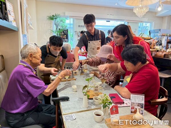 ▲手沖咖啡香中慶週年 華山莿桐站暖陪孤老14年。（圖／記游瓊華翻攝）