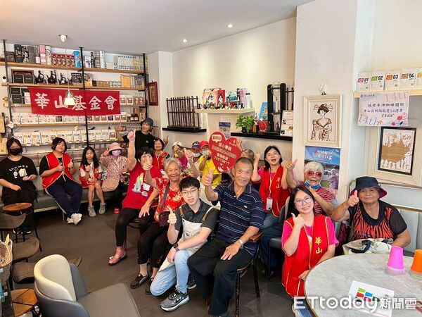 ▲手沖咖啡香中慶週年 華山莿桐站暖陪孤老14年。（圖／記游瓊華翻攝）