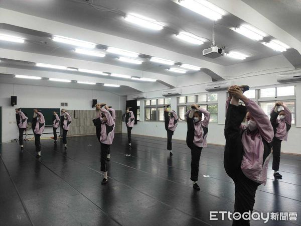 ▲台南中山國中舞蹈班學生在楊靜媚教練指導下學習「五路查拳」，展現武舞合一的文化魅力。（記者林東良翻攝，下同）