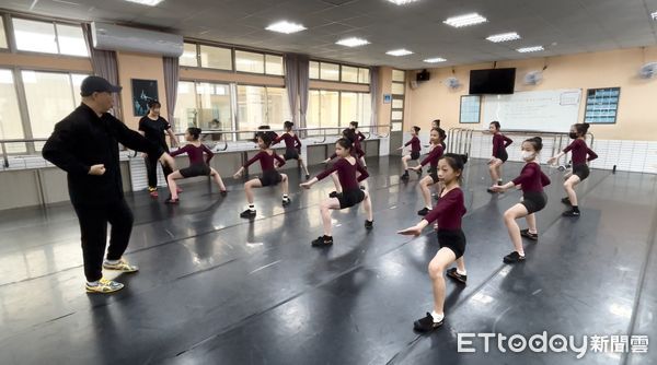 ▲台南中山國中舞蹈班學生在楊靜媚教練指導下學習「五路查拳」，展現武舞合一的文化魅力。（記者林東良翻攝，下同）