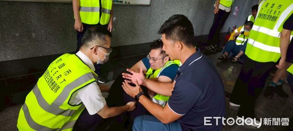 ▲緊急搬運操作跟分組操作練習             。（圖／記者吳奕靖翻攝）