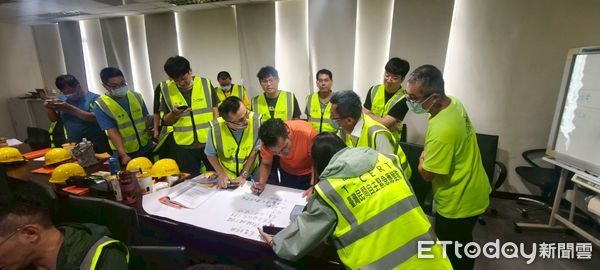 ▲緊急搬運操作跟分組操作練習             。（圖／記者吳奕靖翻攝）