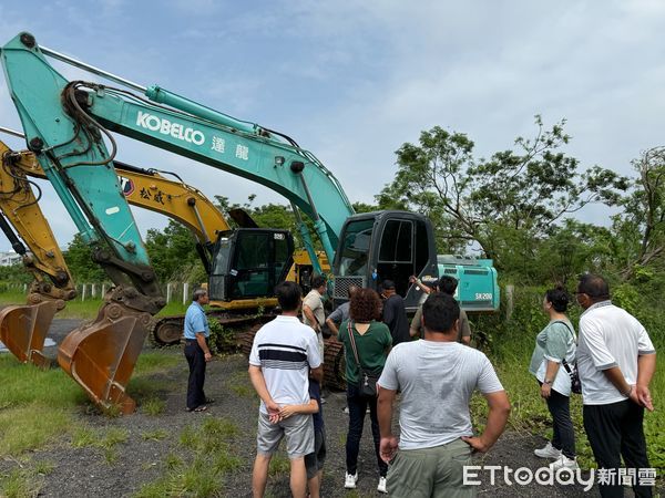 ▲台南地檢署與行政執行署台南分署合辦聯合拍賣會，變賣查扣之曳引車、半拖車與挖土機等犯罪工具。（記者林東良翻攝，下同）