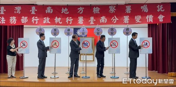 ▲台南地檢署與行政執行署台南分署合辦聯合拍賣會，變賣查扣之曳引車、半拖車與挖土機等犯罪工具。（記者林東良翻攝，下同）