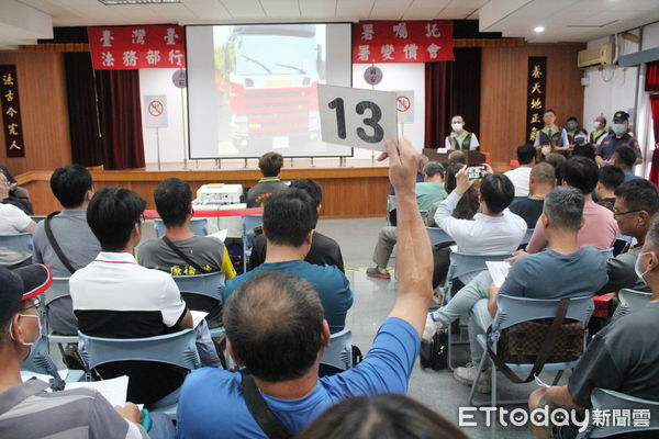 ▲台南地檢署與行政執行署台南分署合辦聯合拍賣會，變賣查扣之曳引車、半拖車與挖土機等犯罪工具。（記者林東良翻攝，下同）