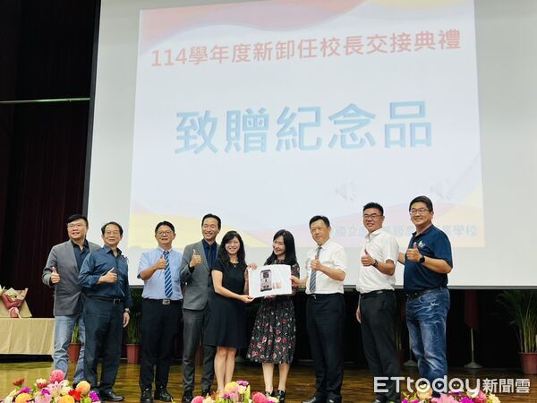 ▲新任校長張嘉惠（右四）期許自己能成為「立足在地、溫馨友善」的校長。（圖／記者游瓊華翻攝）