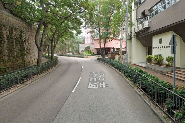 ▲▼香港路邊驚見「無頭男屍」　竟是撞擊整顆嵌入身體。（圖／翻攝Google地圖）