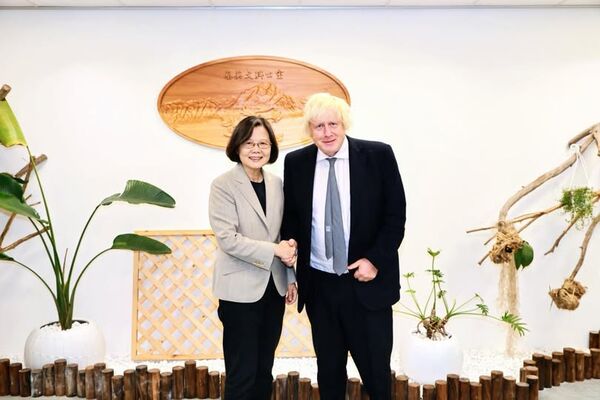 ▲▼前總統蔡英文和前英相強生見面。（圖／翻攝自Facebook／蔡英文）