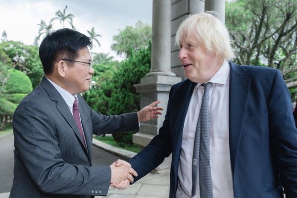 ▲▼外交部長林佳龍帶前英國首相強生（Boris Johnson）參觀台北賓館。（圖／外交部提供）