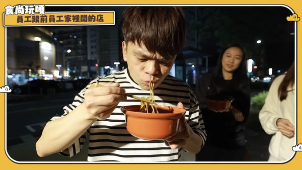 ▲蔡阿嘎希望蘿拉家麵店生意興隆。（圖／翻攝YouTube／蔡阿嘎）