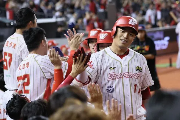 ▲朱育賢、鋼龍。（圖／味全龍提供）