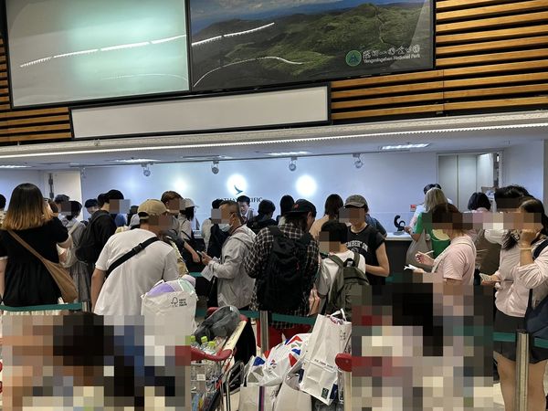 ▲▼國泰航空大出包！班機行李全遺失　一堆旅客卡機場氣炸：地獄航班。（圖／翻攝爆料公社公開版臉書）