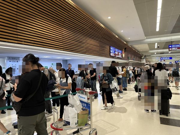 ▲▼國泰航空大出包！班機行李全遺失　一堆旅客卡機場氣炸：地獄航班。（圖／翻攝爆料公社公開版臉書）