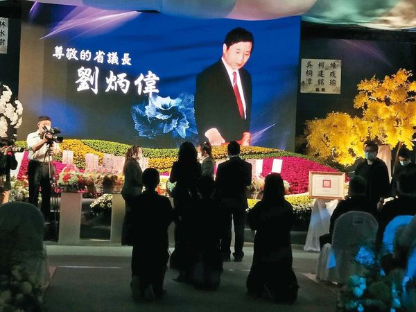 前台灣省議長劉炳偉2020年往生，他生前曾背書簽名見證弟弟劉炳中向林金龍借款12億元。（翻攝劉美芳臉書）