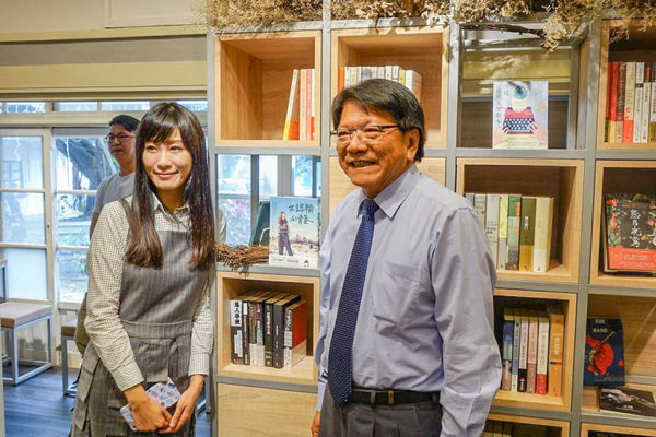 南國青鳥在屏東成立時，時任縣長潘孟安還親自站台，該店卻在經營4年後倒閉收場。（圖／屏東縣府提供）