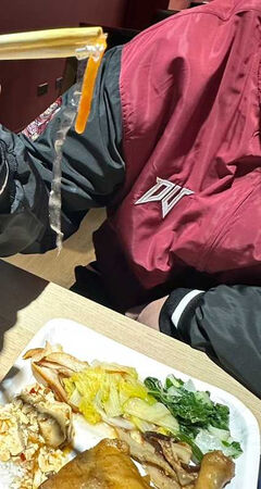 獨家／樂天伙食又翻車「蒼蠅活蛆雙拼」　球員餐點爆噁爛畫面流出