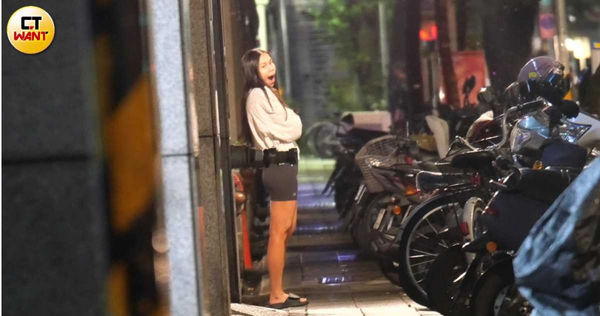 貼身指導擦愛火1／林芯儀戀上健身教練　深夜私會「嘟嘴索吻」親密互動曝光