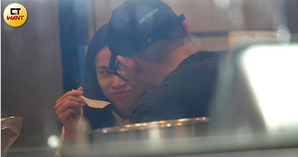 貼身指導擦愛火1／林芯儀戀上健身教練　深夜私會「嘟嘴索吻」親密互動曝光