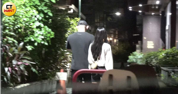 貼身指導擦愛火1／林芯儀戀上健身教練　深夜私會「嘟嘴索吻」親密互動曝光