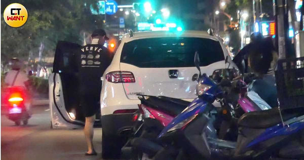 貼身指導擦愛火1／林芯儀戀上健身教練　深夜私會「嘟嘴索吻」親密互動曝光