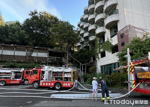 ▲苗栗縣泰安溫泉區停業中飯店竄出火舌，燒毀機房和員工宿舍，無人受傷。（圖／記者楊永盛翻攝）