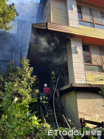 ▲苗栗縣泰安溫泉區停業中飯店竄出火舌，燒毀機房和員工宿舍，無人受傷。（圖／記者楊永盛翻攝）